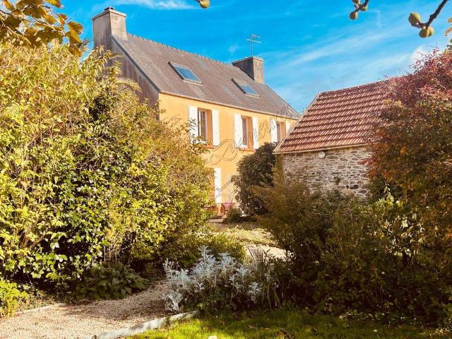 A vendre bel ensemble avec piscine dépendances et ruisseau Fini
