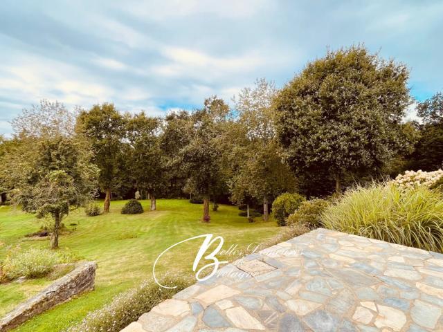 A vendre bel ensemble de deux maisons sur son parc de 3 hect. 247m² Guerlédan