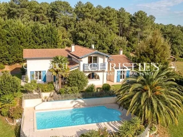 À vendre Bidart Maison avec piscine et aperçu mer sur vaste terrain