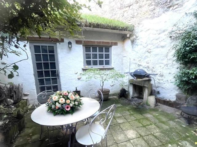 A VENDRE BOULBON Maison de village 143 m2, T2 indépendant, terrasses, cour et garage