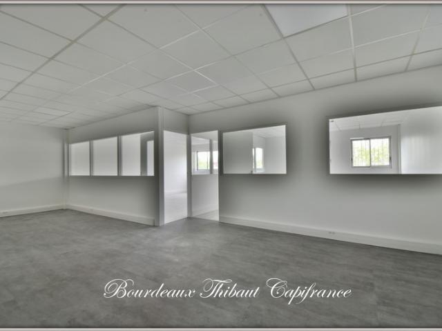 À vendre – Bureau rénové de 65 m² avec parking ️ – Proche A12 / Paris