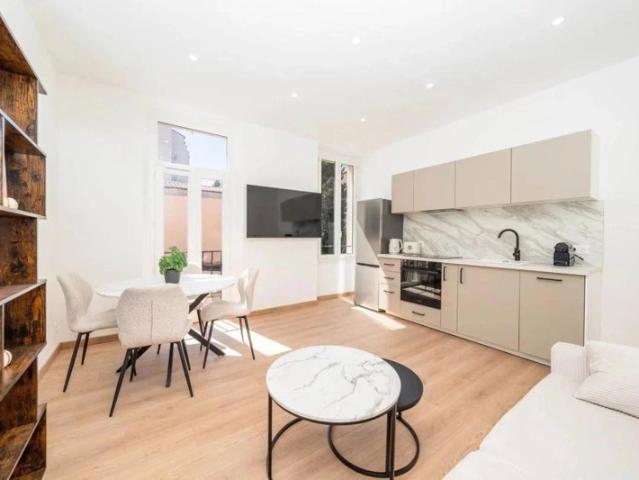 À VENDRE: CANNES, PETIT JUAS 2/3 PIÈCES REFAIT À NEUF