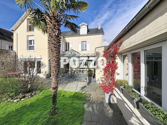 A VENDRE CENTRE COUTANCES Maison Bourgeoise 8 pièce s avec Garage beau jardin de 372 m2