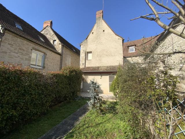 A vendre, centre de ville de Gramat, maison en pierre avec j. 92m² Gramat