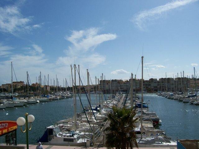 A VENDRE CENTRE PORT STUDIO A RENOVER ENTIEREMENT VUE PORT