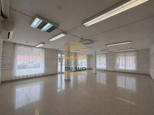 A VENDRE CENTRE VILLE DE SAINT PIERRE LOCAL COMMERCIAL/ PROFESSIONNEL DE 79,24 M² ENVIRON 335 000 €