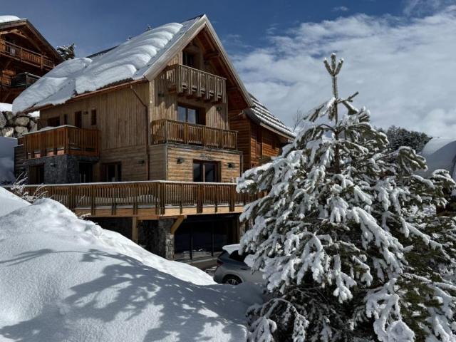 à vendre CHALET DE PRESTIGE — Auron, Station des Alpes Maritimes 176 m² — 4 chambres — Vue imprenable sur le domaine skiable