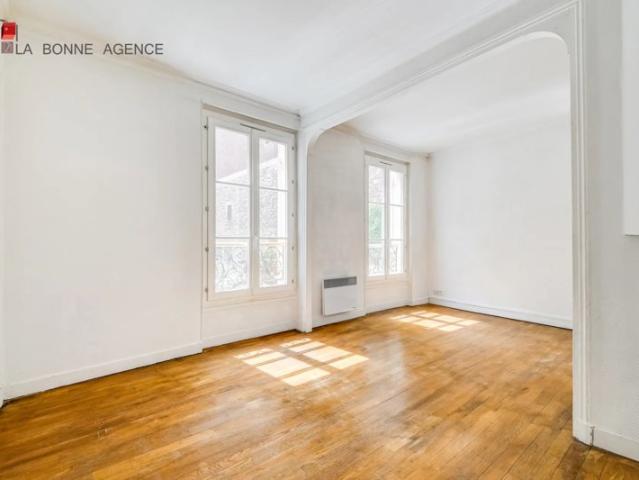 A VENDRE CHAMPS ELYSÉES 2P 40M2 2EME ETAGE PRIX 550.000€