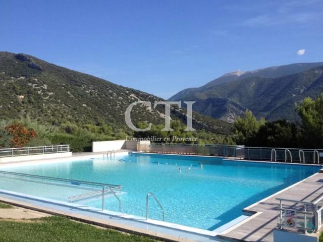 À Vendre: Charmant Bastidon de 70 m² avec Vue Imprenable sur le Mont Ventouxet piscine commune