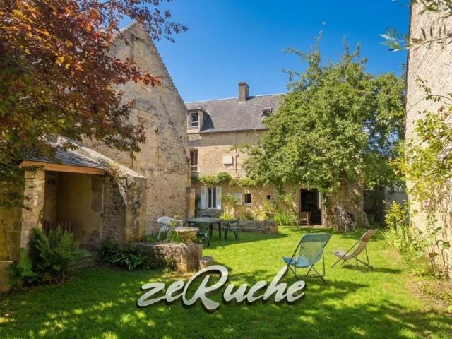 ? À vendre – Charmante maison de village au cachet exceptionnel avec jardin bordé de rivière