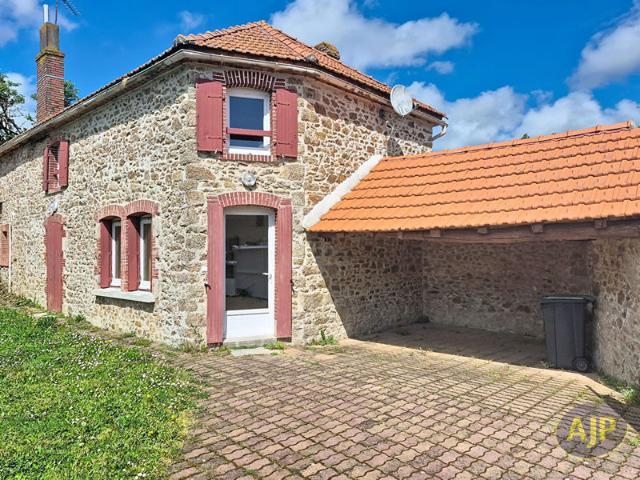 À vendre ! Charmante maison en pierre 3 chambres au coeur de La Chaize le Vicomte 114m²