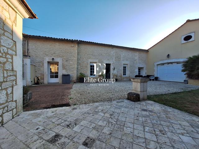 A vendre charmante maison en pierre Mosnac Saint Simeux 6 pièces 140 m2