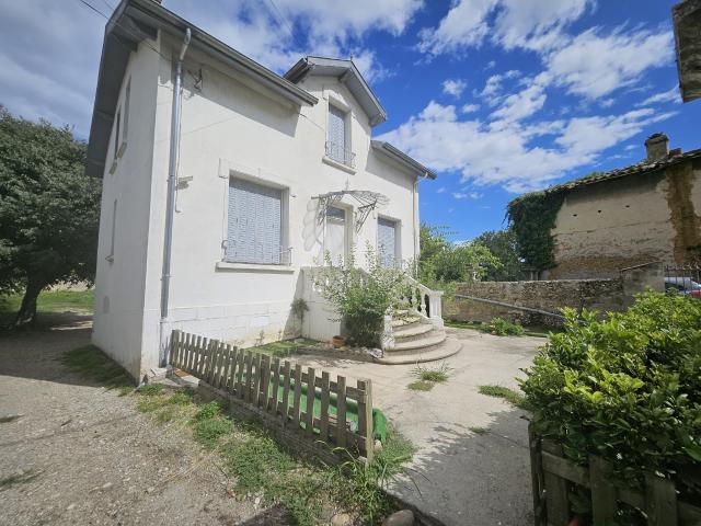 À VENDRE Charmante Villa T4 de 122 m2 avec sous sol complet et terrain arboré de 665 m2 !