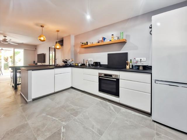 À VENDRE CONFORTABLE MAISON MITOYENNE 2 CHAMBRES SUR LE PARC DE LA BAIE ORIENTALE, SAINT MARTIN 97150