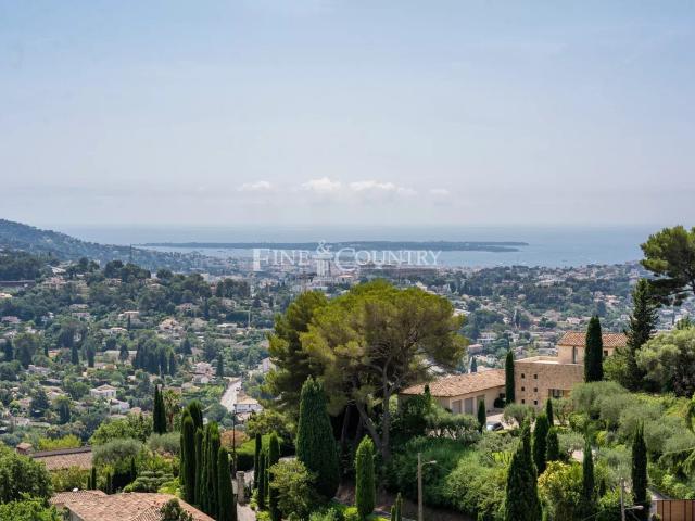 À vendre – Coeur de MOUGINS VILLAGE Ensemble unique de deux ma