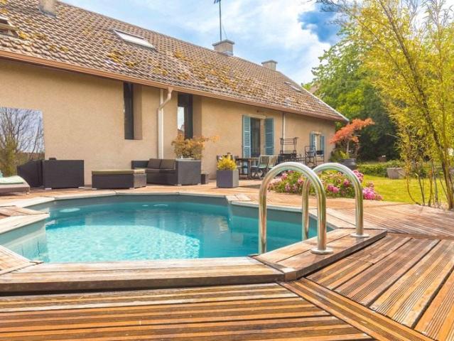A vendre Corps de ferme de caractère avec piscine, dépendanc. 230m² Corcelles Les Monts