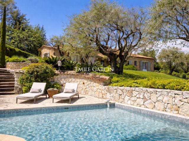 A vendre, Côte d'Azur, Mougins, maison de caractère au calme absolu