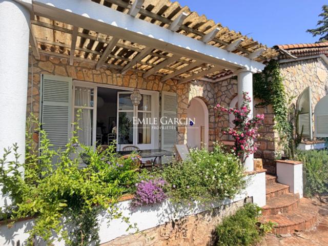 A vendre, Côte d'Azur, Antibes Cap d'Antibes Maison de plain pied à 50 mètres de la mer