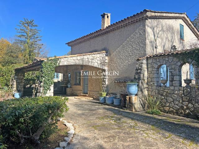 A vendre, Côte d'Azur, Roquefort les Pins, maison provençale av