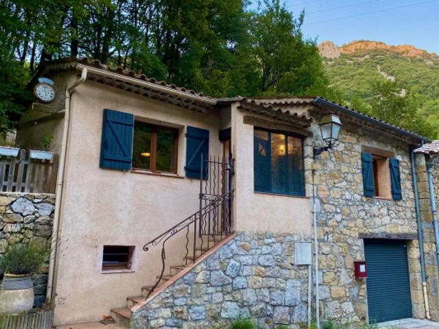 À VENDRE COURMES: jolie maison rénovée avec jardin. IDEAL P