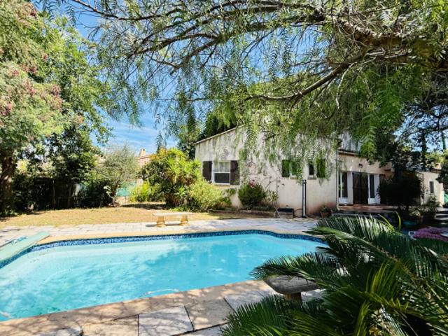 A vendre dans domaine privé villa 5 pièces avec piscine au c