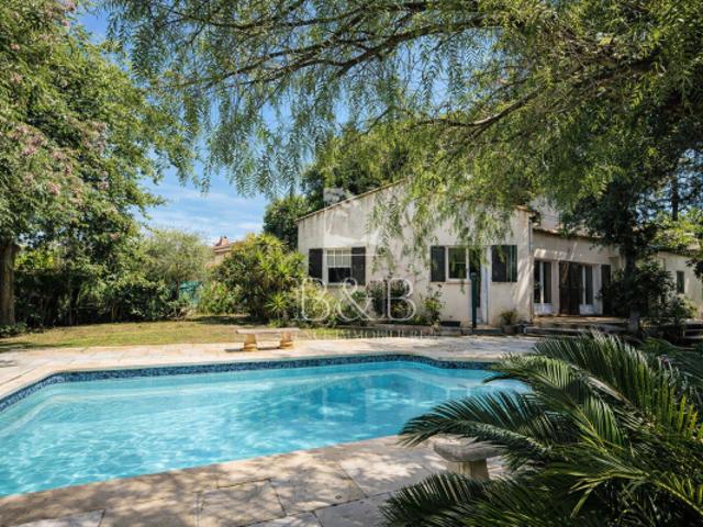 A vendre dans domaine privé villa 5 pièces avec piscine au c