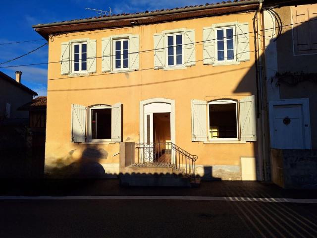 A vendre dans les Hautes Pyrénées 65: située au cœur d'un charmant village, cette maison avec jardin et cour a été divisée en deux appartements, chacun avec un excellent potentiel locatif