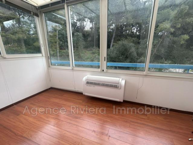À VENDRE DANS UNE RÉSIDENCE Sécurisée avec ascenseur au DERNIE