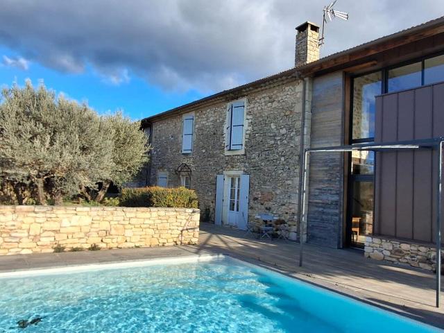 A vendre dans village touristique ensemble immobilier compos. 445m² Aiguèze