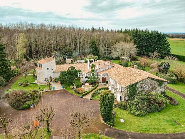 A VENDRE DEMEURE DE CHARME 415 M2 AU COEUR D'UN PARC ARBORE DE 2,6 HECTARES