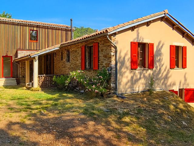 À vendre Dept 30 Saumane. Maison Authentique er Extension Design au Cœur de 2,4 ha avec Rivière Privée