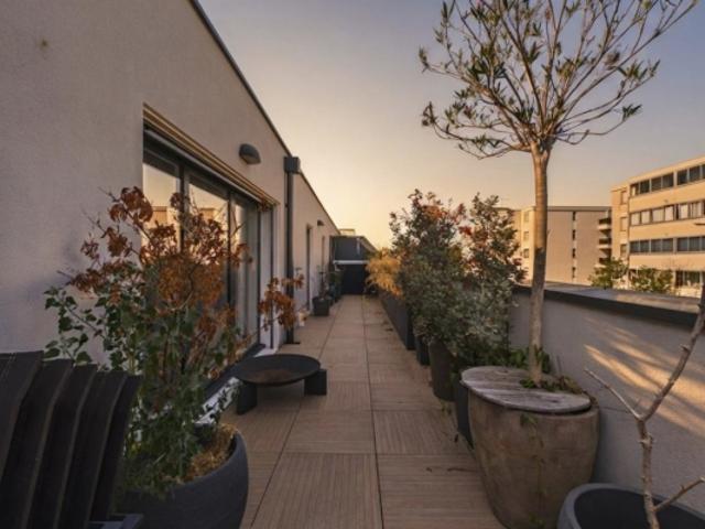 A vendre dernier étage avec climatisation et 50 m2 de terrasse