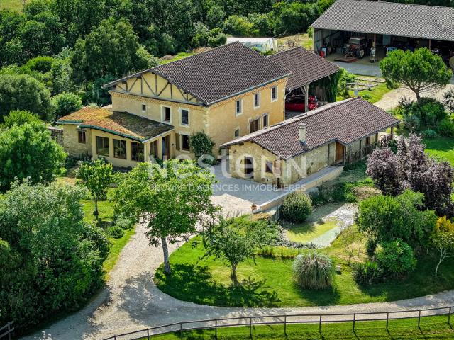 A vendre domaine d' exception avec vue panoramique sur les P. 304m² Le Brouilh Monbert