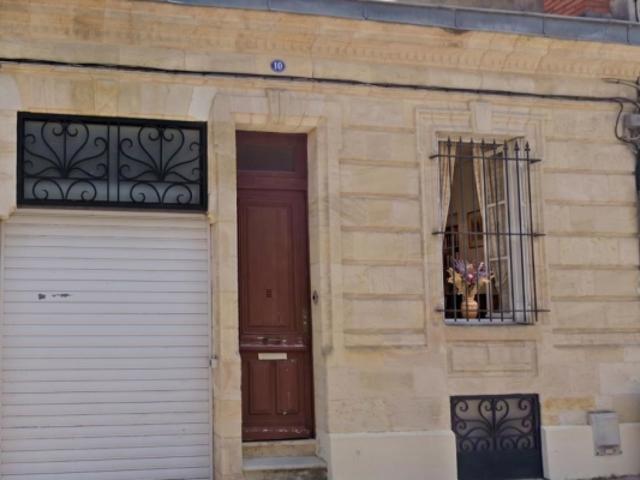 A vendre échoppe à rénover avec garage, jardin et dépendances