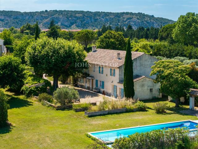 A vendre Elégant Mas Provençal avec Piscine etl Gîtes aux Po. 340m² Cavaillon