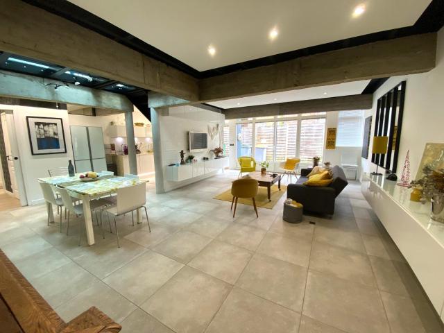 A VENDRE EN EXCLUSIVITÉ Loft d'artiste — T6 — ~150 m2 au sol — Rennes Centre Mabilais · Sans travaux · Garage privatif