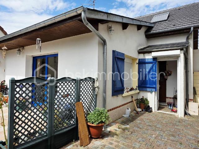 A vendre, en exclusivité à Cagny métropole sud est, 1h10 de Paris, maison de 2 chambres et un bureau avec dépendance habitable et jardin