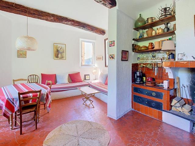 A VENDRE EN EXCLUSIVITE A CHATEAUDOUBLE Charmante maison de village d'environ 100m²