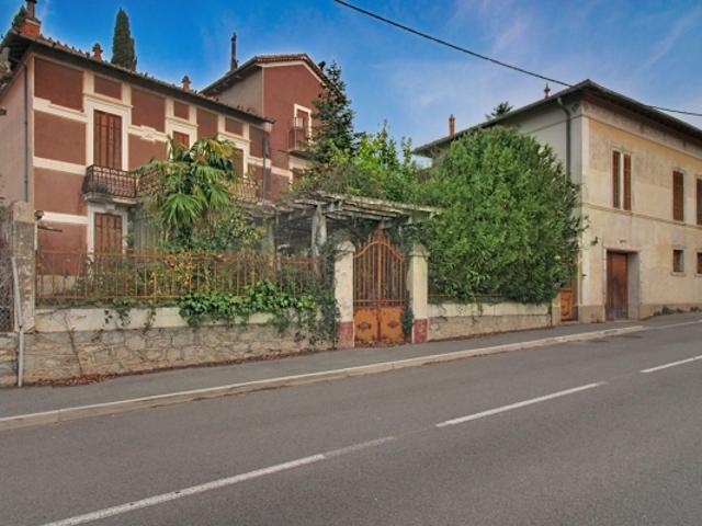 À VENDRE EN EXCLUSIVITÉ à DRAGUIGNAN 2 MAISONS, potentiel d'investissement