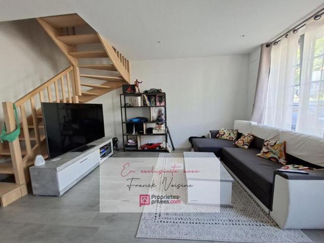 A VENDRE en Exclusivité à Pouzauges, Maison de centre ville entièrement rénovée avec 1 chambre et 1 bureau
