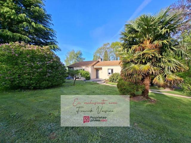 A VENDRE en Exclusivité à Saint Michel Mont Mercure, maison de 124 m2 avec 4 chambres et 1 bureau sur un parc arboré de 3812 m2
