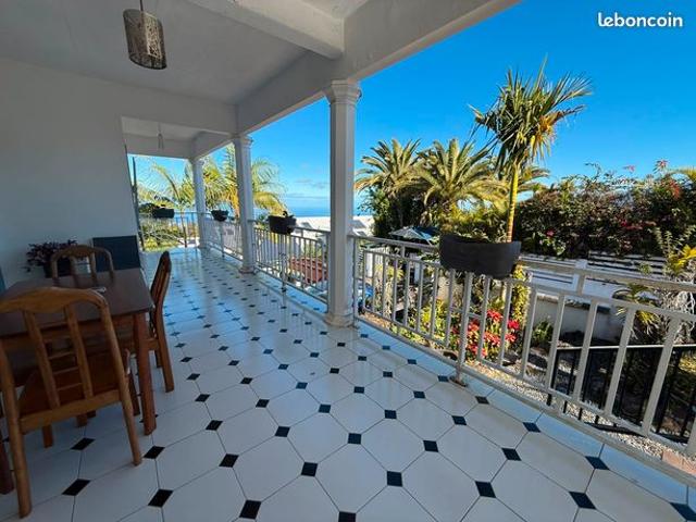 A vendre en Exclusivité Grande villa F7 de 190m² Vue mer et calme Le Tampon
