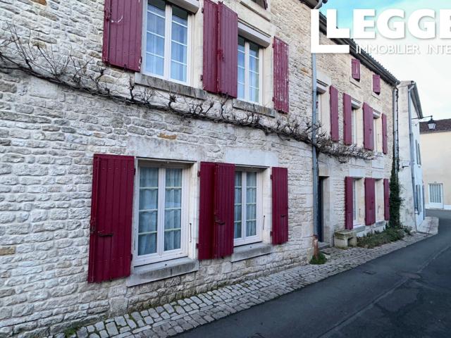 À vendre en plein cœur du marais poitevin, charmante maison en pierre apparente de 156m². Trois chambres