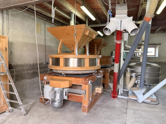 À vendre Ensemble complet de meunerie artisanale et stockage. 1m² Bussy