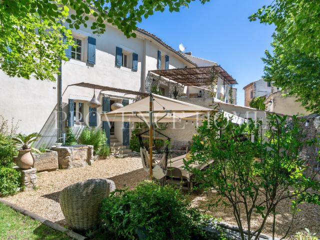 A Vendre Ensemble De 2 Maisons De Village Avec Vue Jardin Pi. 285m² Joucas