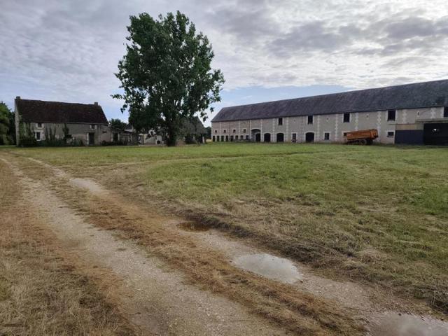 À vendre – Ensemble immobilier avec dépendances sur environ 1,5 hectare – Le Liège 37460