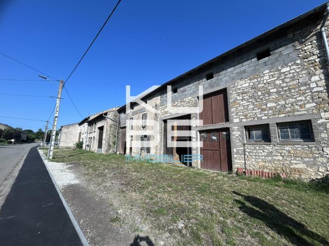 À vendre Ensemble immobilier avec maison et 3 granges à rénover Morville sur Nied