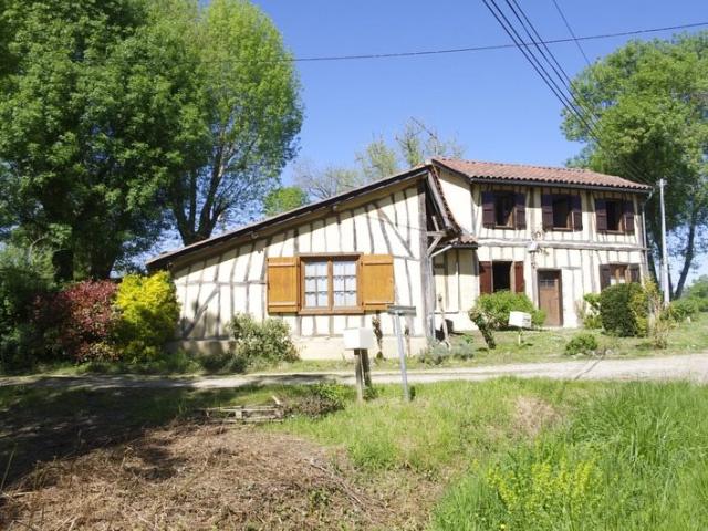 À Vendre ensemble immobilier de charme sur 3646 m² de terrai. 157m² Avéron Bergelle