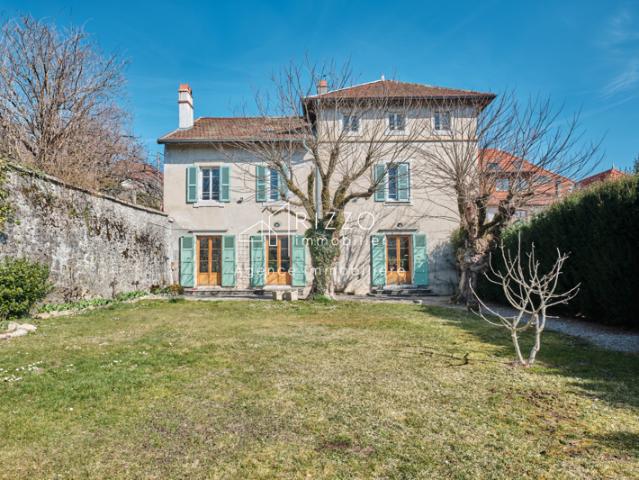 À Vendre: Ensemble Immobilier de 10 Pièces Cachet Rare &