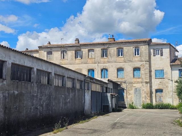 À Vendre Ensemble immobilier de 400m² à rénover 408m² Remoulins